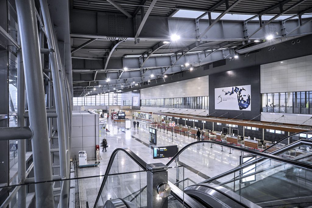 Werbung am Flughafen Pristina